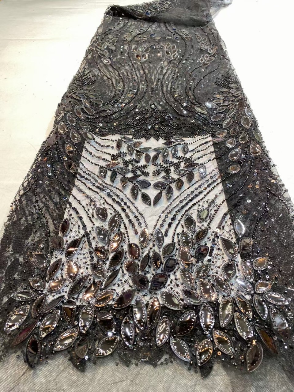 Púrpura negro oro láser pieza de tubo de cuentas bordado de alta definición ropa de rendimiento moda estilo étnico tela de bordado de lentejuelas pieza de tela láser
