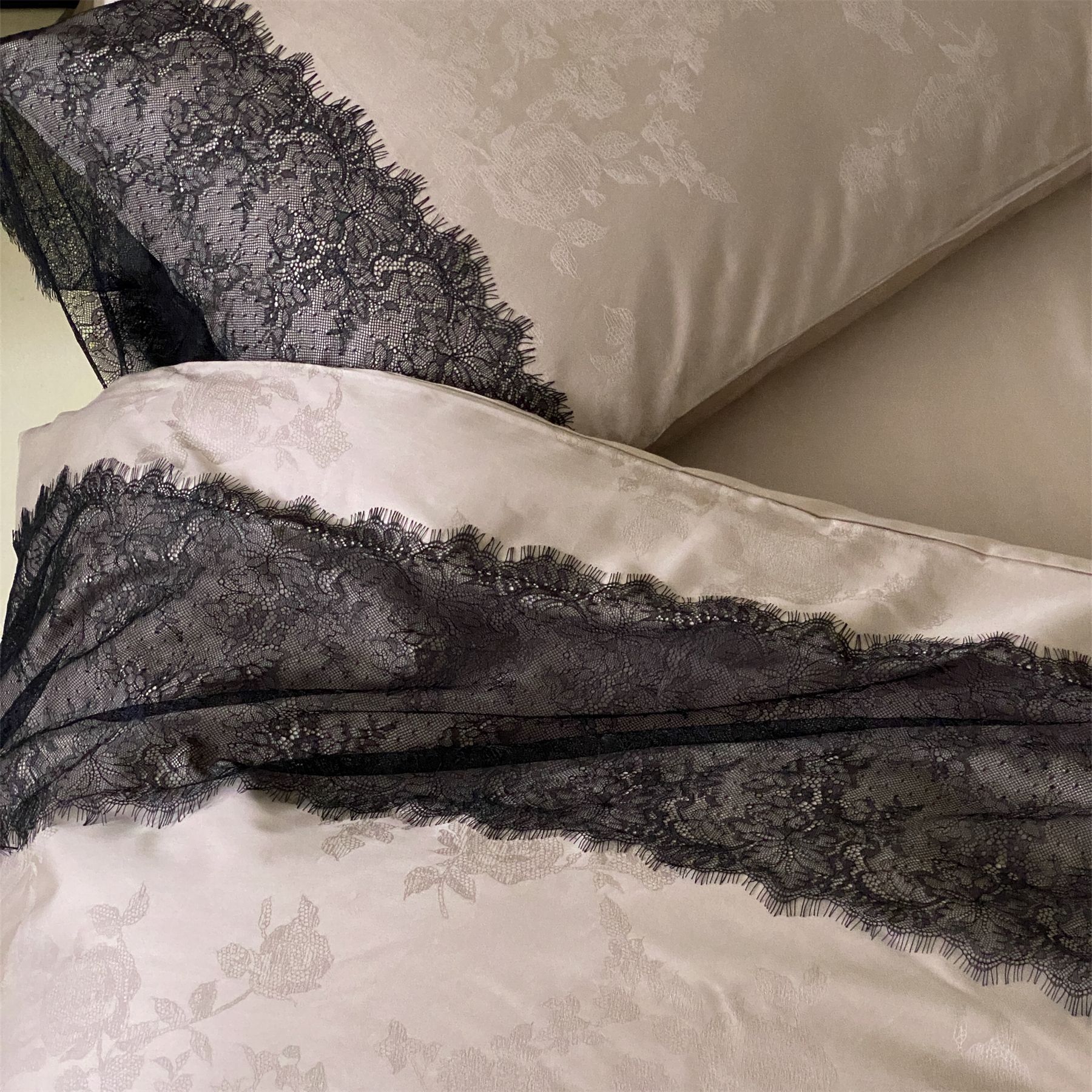 Nordiskt boho bäddset i bomullsjacquard med spetskant_voghion.com