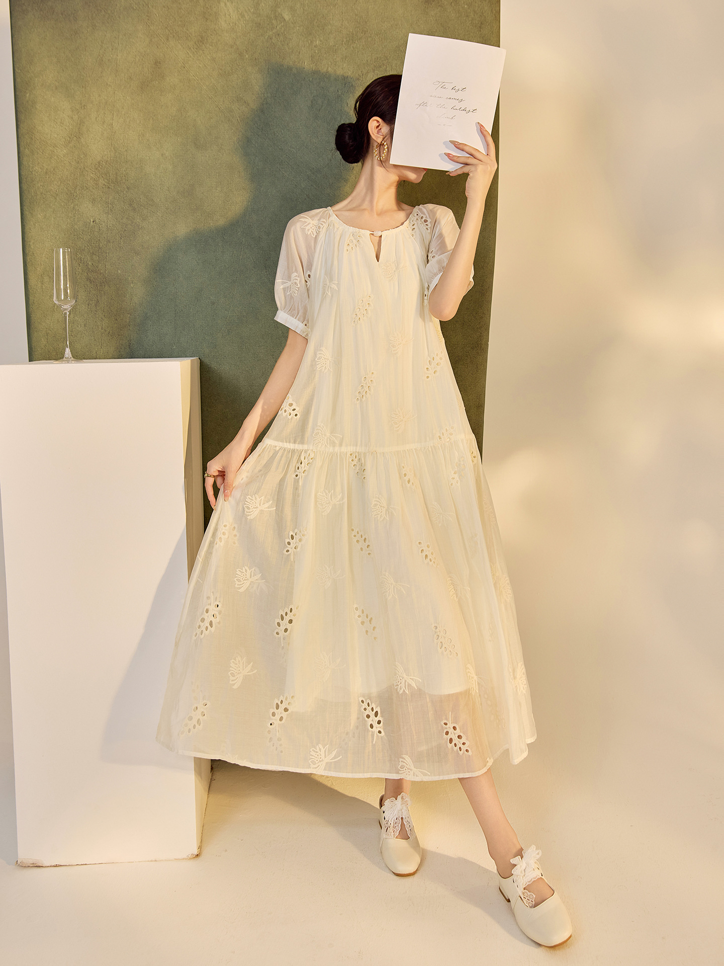 Váy suông midi Tencel phong cách Trung Quốc mới tay ngắn cổ tròn — Màu trắng be
