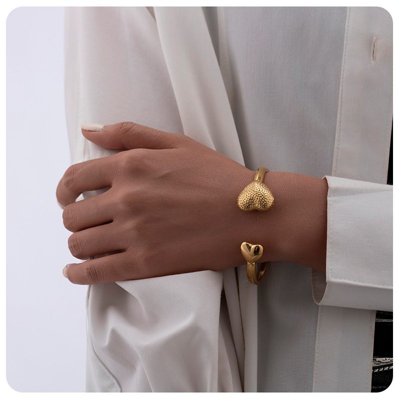 Tina martillo de acero inoxidable transfronterizo amor pulsera asimétrica ligera de lujo temperamento alto 18k oro titanio pulsera de acero mujer image 5