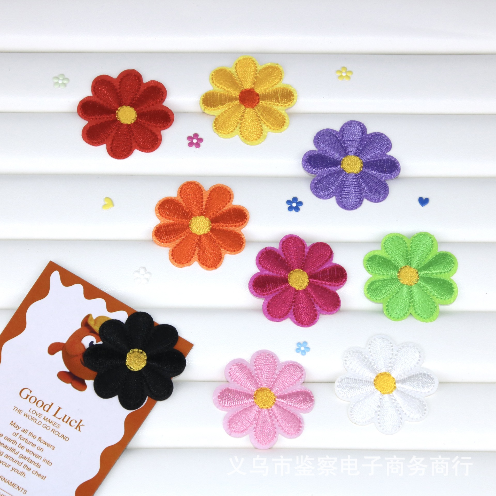 跨境热卖4cm小雏菊刺绣布贴热熔胶花朵绣花标箱包鞋帽装饰补丁贴