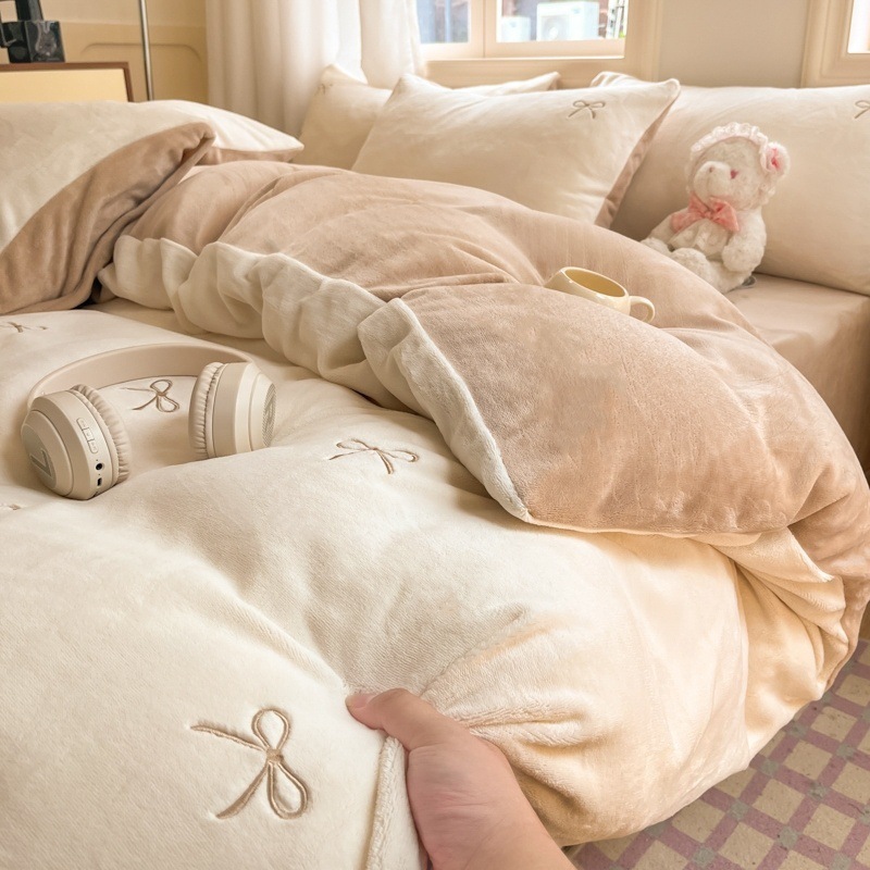 Leche de cama de cuatro piezas brida de coral edredón 2025 nuevo otoño y invierno engrosado sábanas cálidas de tres piezas