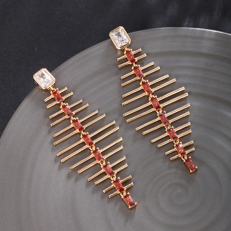 Joyas Xuping coloridas gemas artificiales personales pendientes de hueso de pez pendientes de lujo ligero de alto nivel de Europa y América nicho joyas de orejas para mujeres