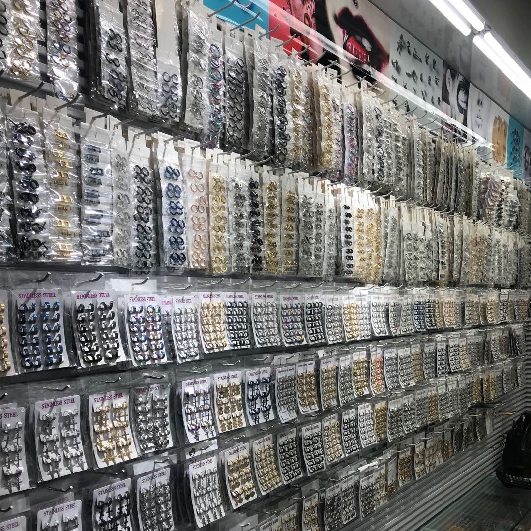 Estilo coreano acero de titanio soldadura de acero inoxidable flor personalidad hebilla de oreja plana 4*9 ronda de moda europea y americana pendientes de ventas directas de la fábrica