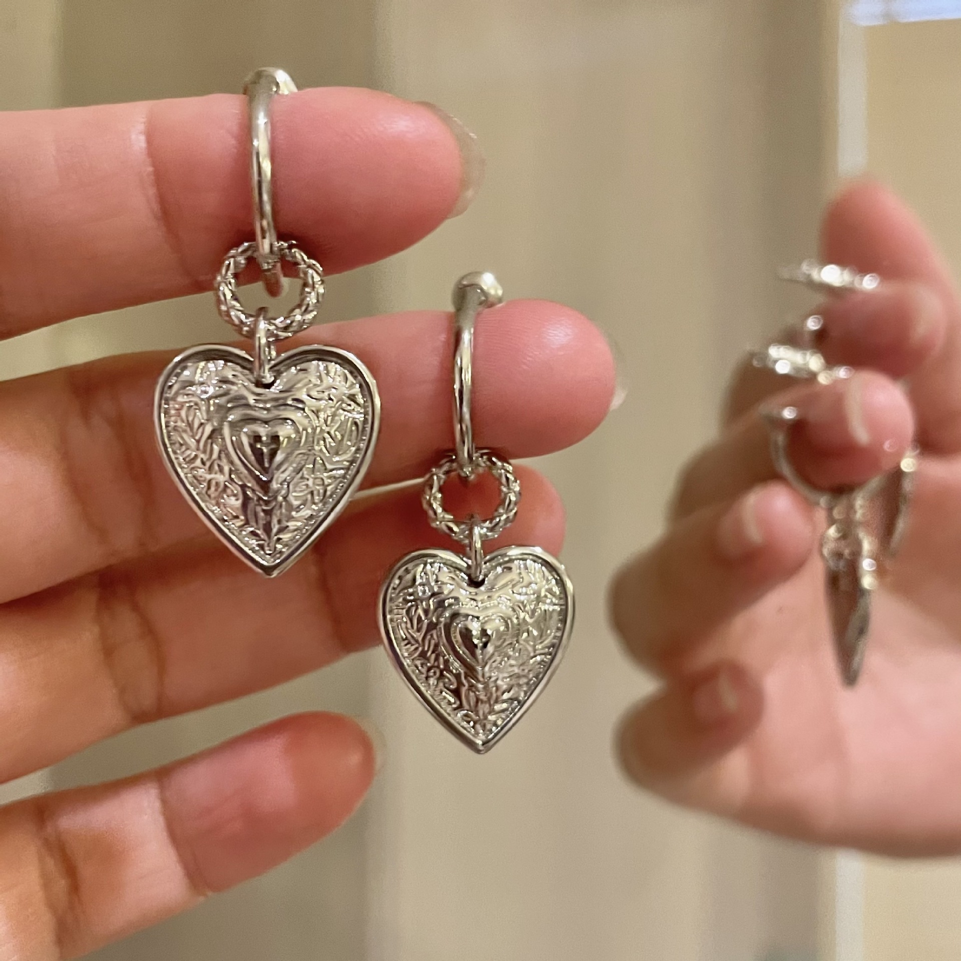new pattern wholesale Retro French love Earrings 2021 new pattern temperament senior Sense of design Earrings