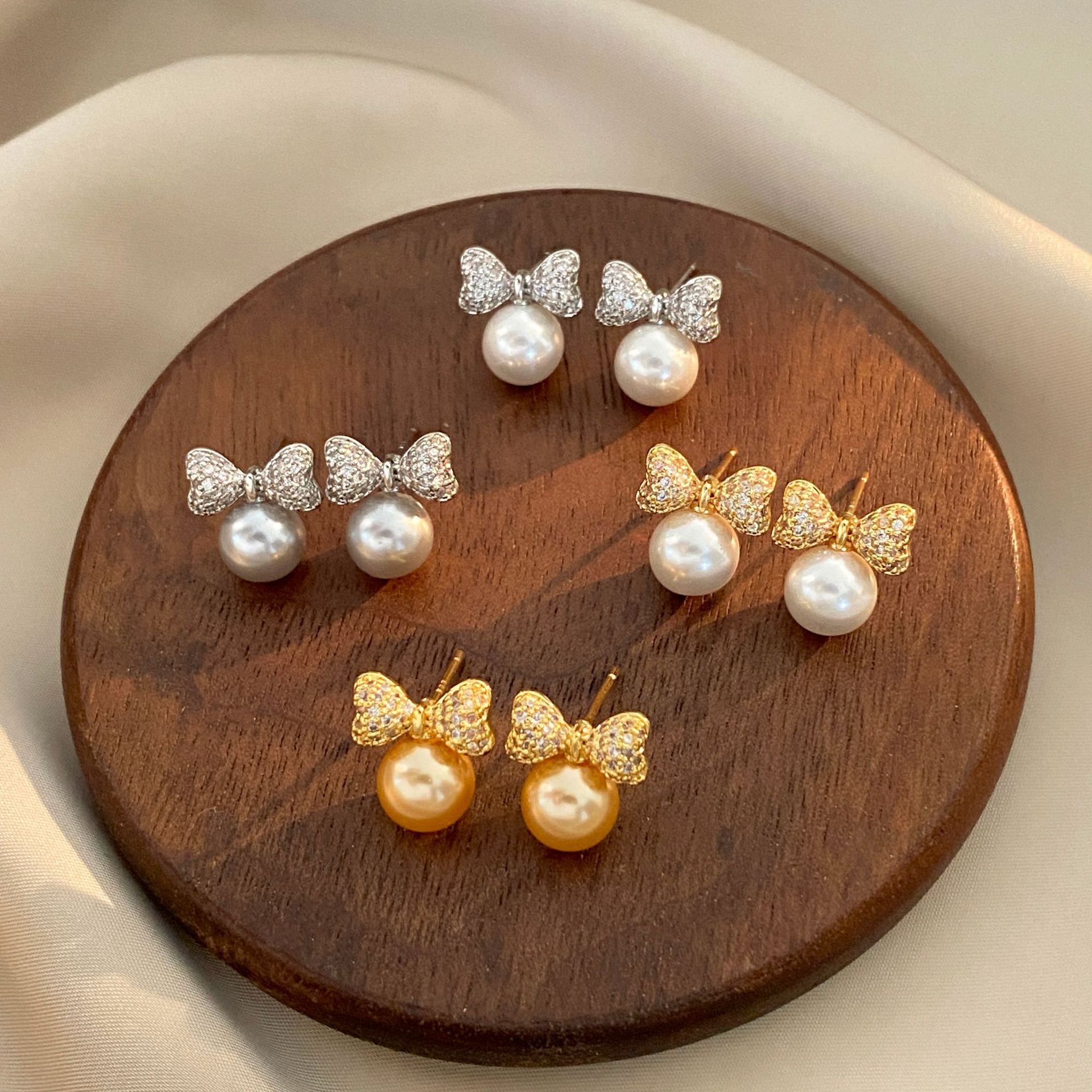 Small retro sophisticated cute earrings with bow pearl