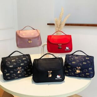HelloKitty�����ڙ��n��������������y��ϴ�����o�wƷ�ռ{��Ů��