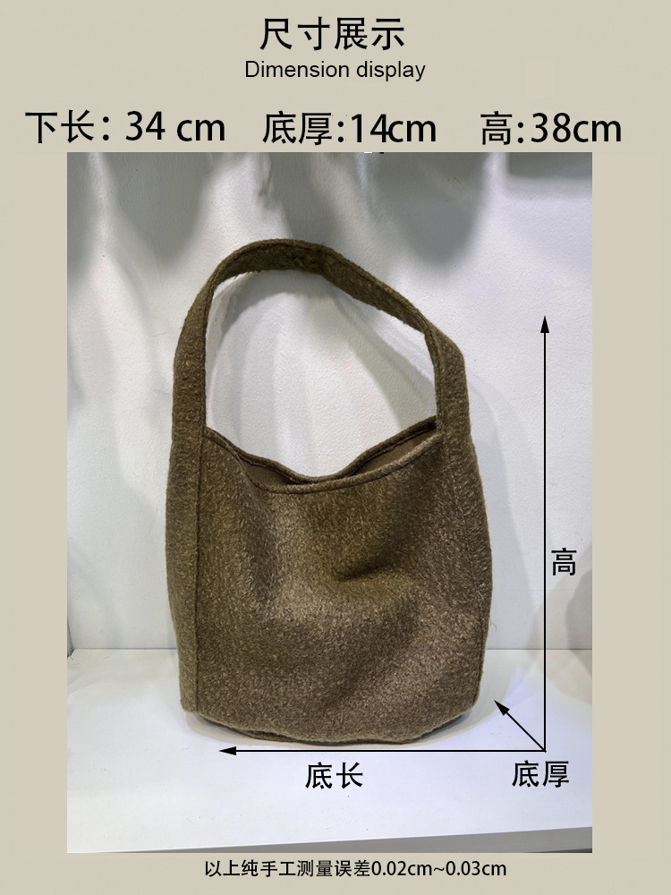 韓国のバッグの女性のベルベットのバッグの大容量の脇の下のショルダーバッグins風の子供の母は純色の秋冬の女性のトートバッグを包みます。