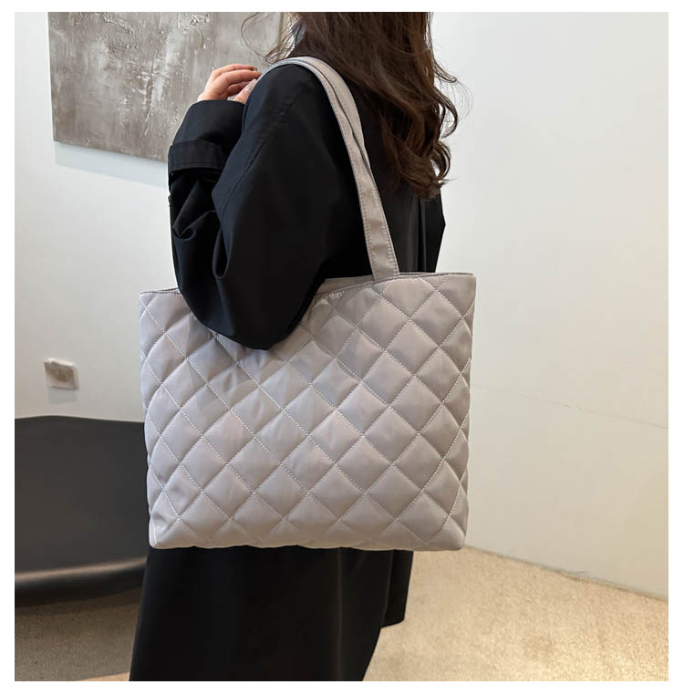 A new large-capacity diamond-shaped commuter handbag and fashionable single-shoulder tote bag for women in the niche cotton-padded jacket bag for autumn and winter 2024 undefined