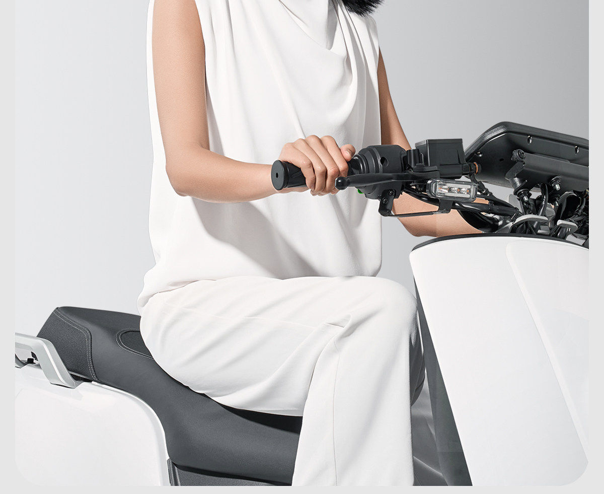 Two Little Bees】TK47 Generation One Skylight Ventilated 3C Electric Motorcycle Helmet for Men and Women, Summer Sun Protection Half Helmet