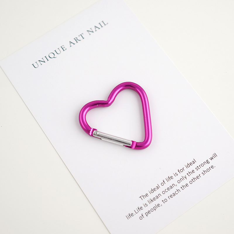 バックパックにフックを掛けて登山ボタンを掛けます。