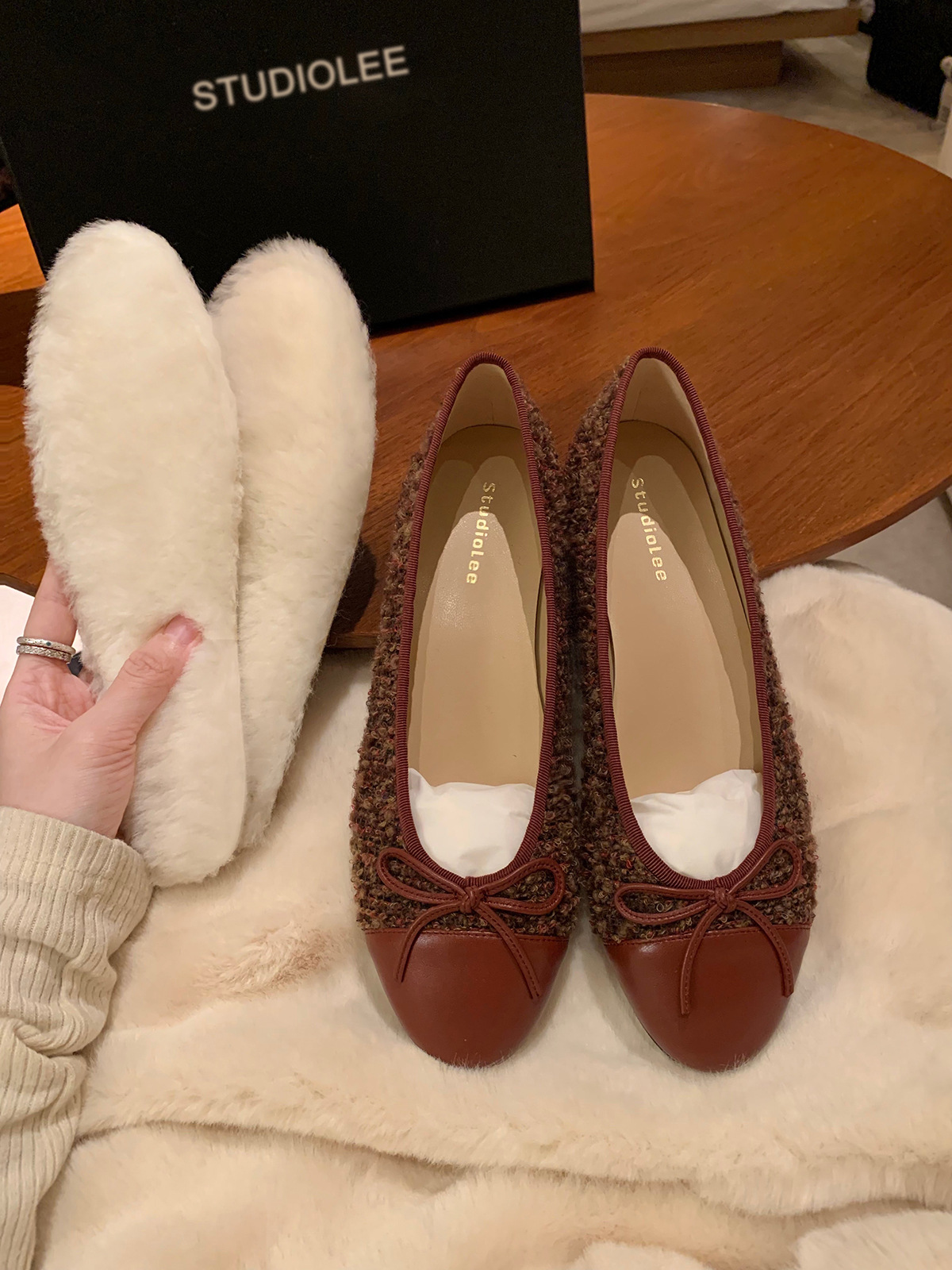 Versión de piel de oveja de la uva de la misma cabeza redonda clásica pequeña fragancia arco de terciopelo grueso tweed simple zapatos planos para mujeres