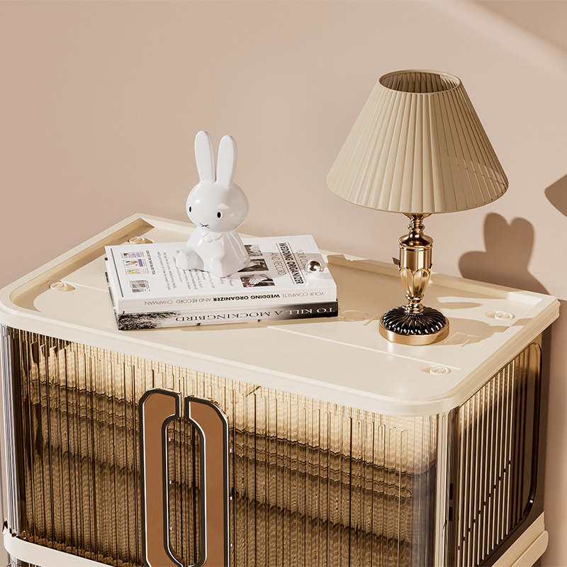 服のロッカーは取り付けなしで折りたたみます。