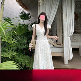 夏季新款法式V领碎花连衣裙女气质高级感度假风收腰显瘦a字长裙子