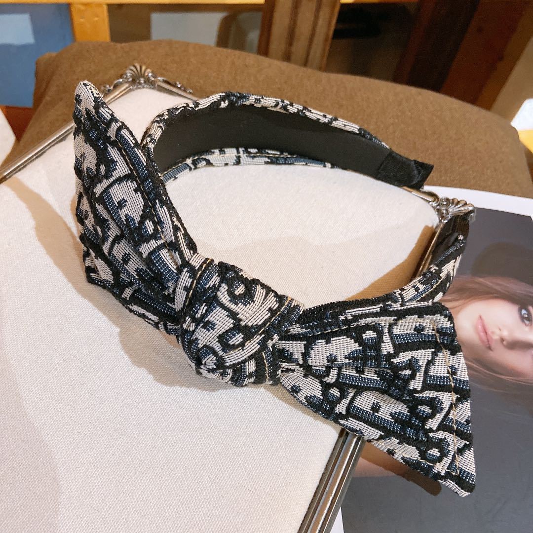 アルファベットの蝶結びのカチューシャは顔の小さいカチューシャを見せます。