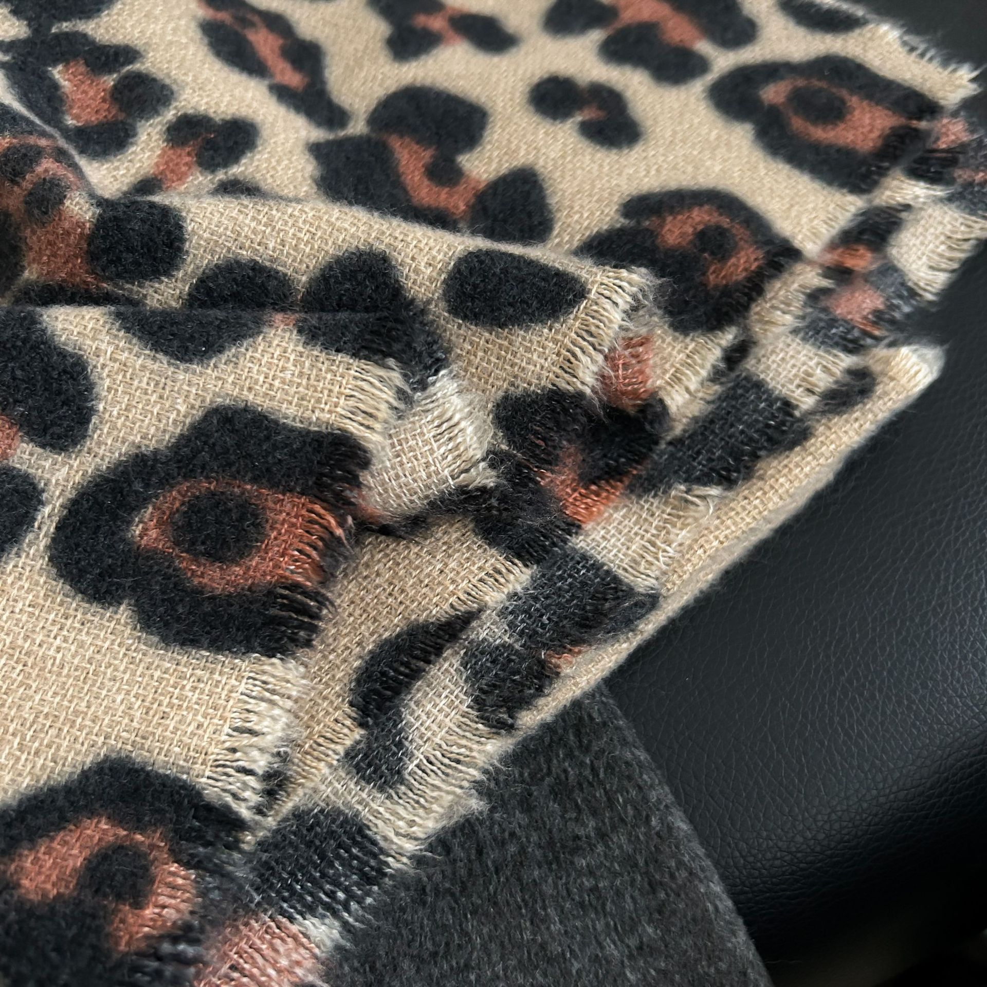 Moda europea y americana de alto nivel bufandas de leopardo otoño y invierno mujeres personalidad moderna temperamento salvaje belleza imitación de cachemire mantel cálido