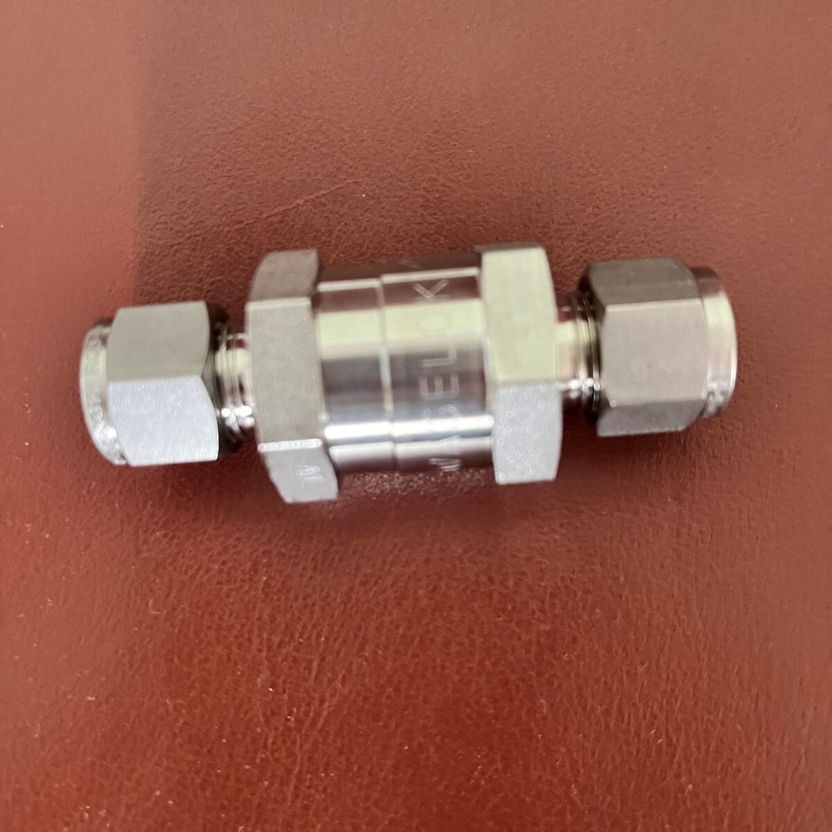 3/8 英寸压缩管端直排止回阀带乙烯丙烯密封件