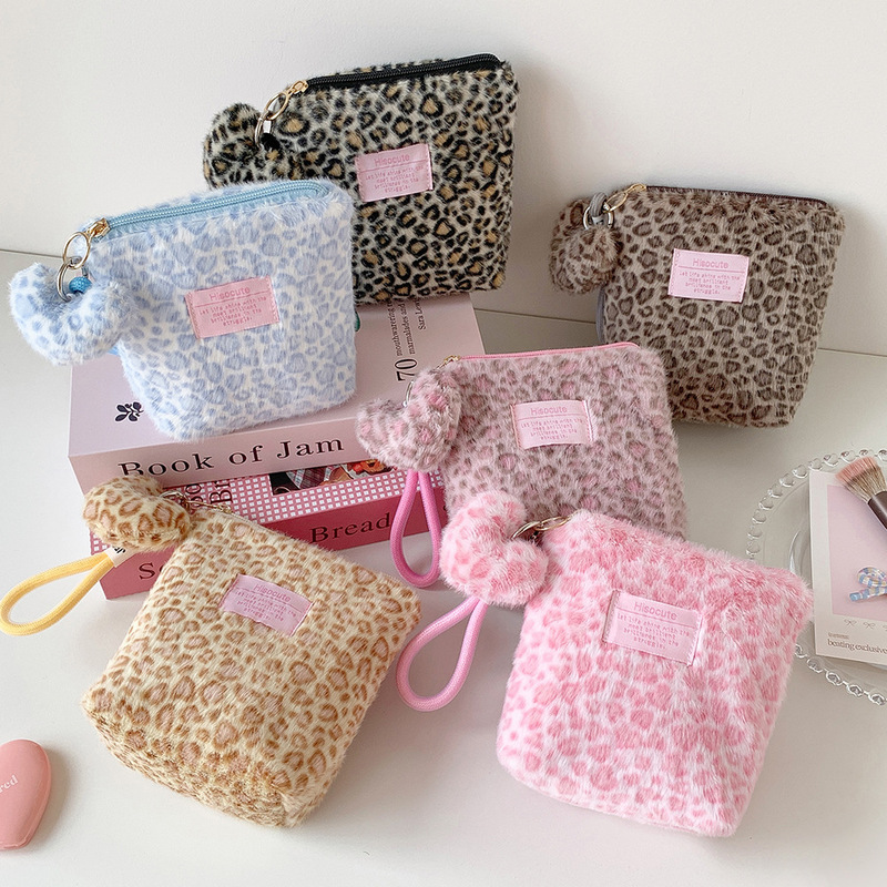Winter Retro Hand-Held Plush Leopard Print Cosmetic Bag for Girls, Portable Skin Care Product Storage Bag, Student Small Toiletry Bag