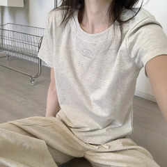 レトロな肩の丸首半袖tシャツ女性の夏の新しい高級な灰色の刺繍はゆったりしていて、着痩せしています。