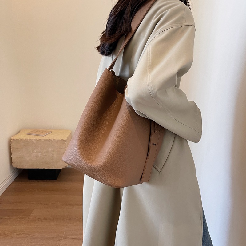 Bolso de cubo simple retro súper fuego transfronterizo para mujer 2025 nuevo bolso de hombro casual de todo fósforo Bolso Tote de gran capacidad