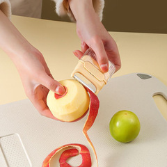 Carry a paring knife with you, a multifunctional portable fruit peeler, a special peeling tool for apples and potatoes.
