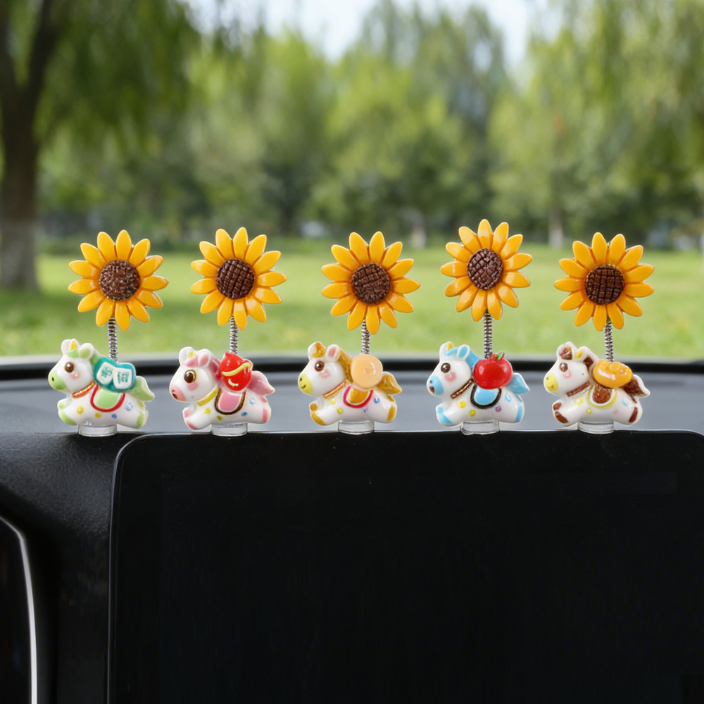 2026 nuevo año del caballo pequeños adornos de automóvil para hacerse rico ponies girasol oscilante decoración de consola central del automóvil