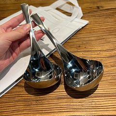 ステンレススプーンにスプーンを入れて、大きなスプーンを深くして、大きなスプーンを飲みます。