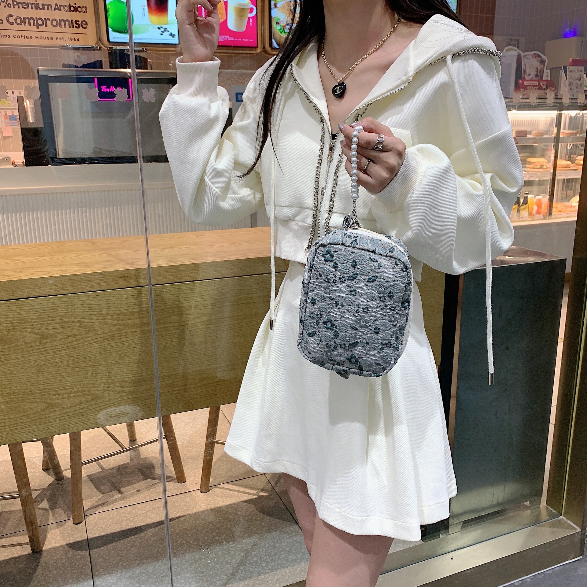 28172 Pearl pendant tassel hand-held cosmetic bag, embossed French storage bag, compact hand-held handbag undefined