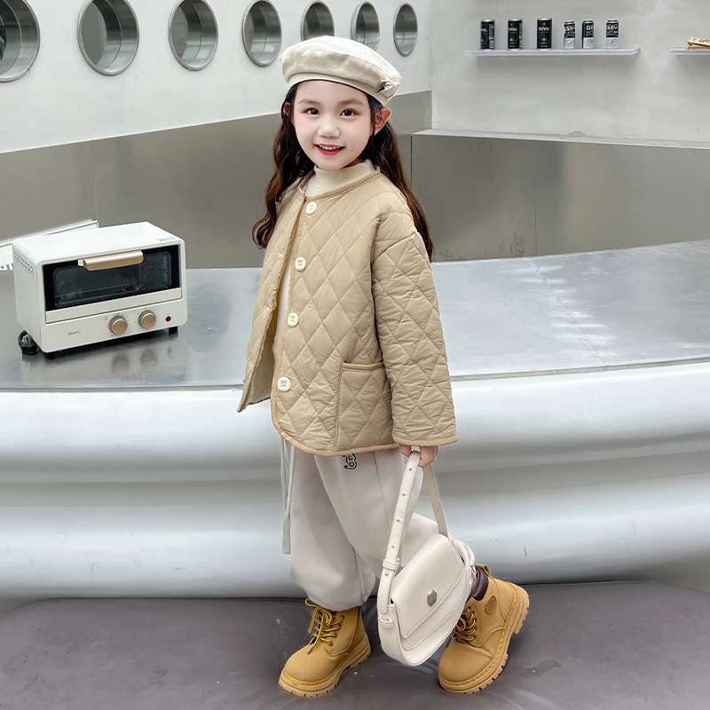 子供服の新型の女の子の洋気の厚いコートの子供の洋気の冬服の赤ちゃんの韓国版の保温する綿入れの上着|undefined