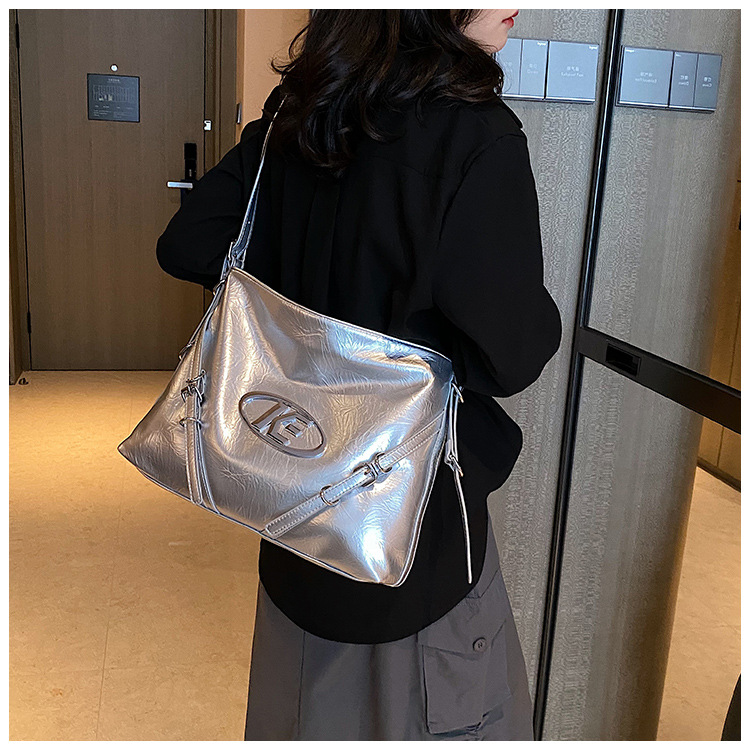 Tragbare, modische Strukturtasche mit großem Fassungsvermögen für Damen, neue Pendler-Einkaufstasche, einfache Achseltasche für alle Gelegenheiten, 2023_voghion.com