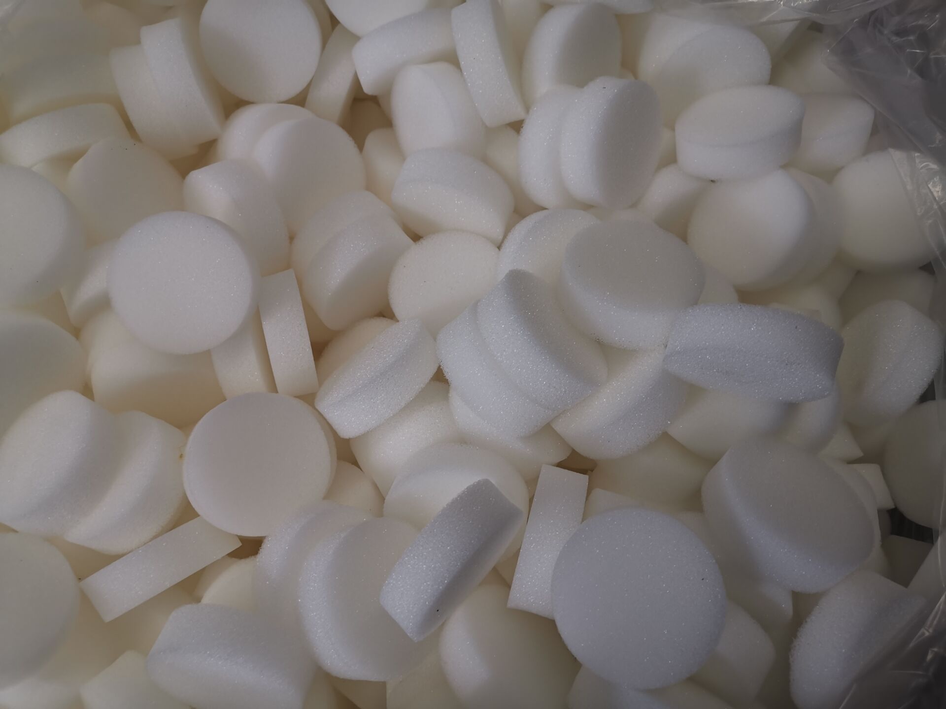 厂家供应白色30密度海绵黑子垫高海绵包装/白色海绵圆形成型