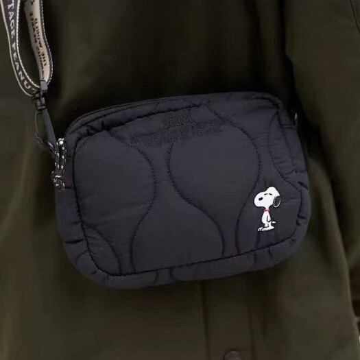 In-Stock Snoopy Collaboration Japanese-Style Quilted Cloud Bag Lightweight Nylon Crossbody Shoulder Bag