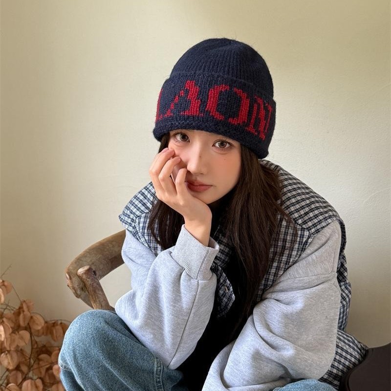 Neue Damenmütze für große Kopfumfänge (Herbst/Winter 2024): Gesichtsschmeichelnde, rot gestrickte Mütze mit Buchstabenmuster, ideal für kaltes Wetter._voghion.com