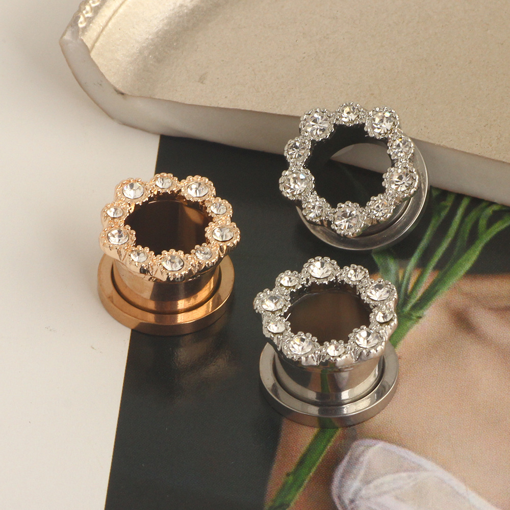16G labret stud size and finish detail