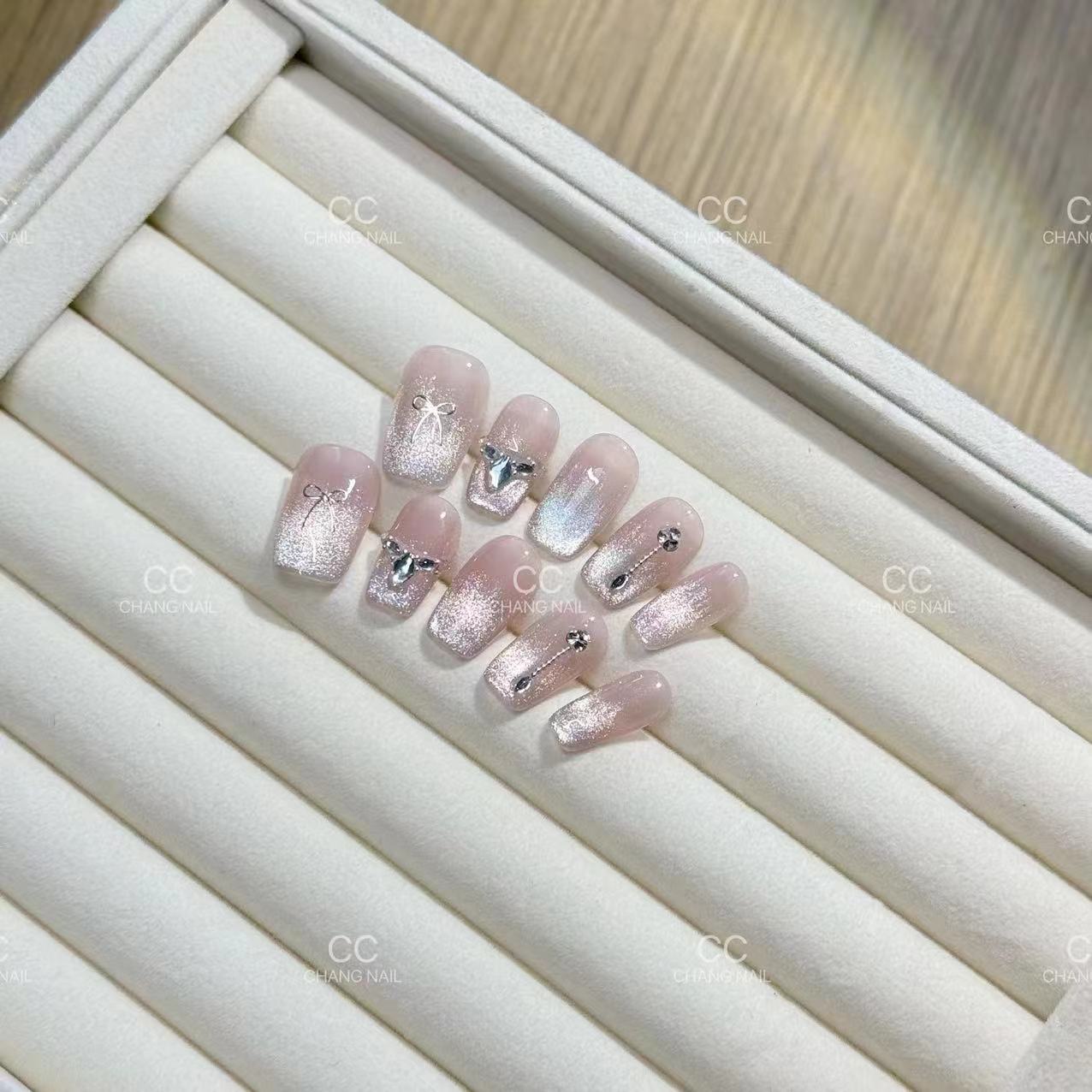 Yiyi Wu Liuguang parpadeando (New China Fang) Armadura hecha a mano, lazo, ojos de gato, yemas de los dedos muestran uñas blancas