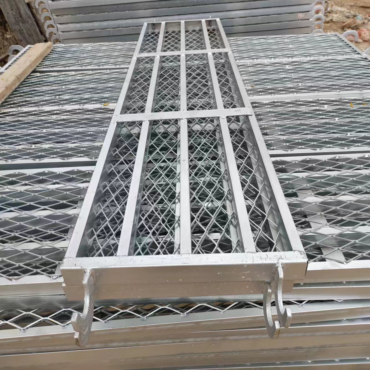 脚手架踏板批发移动镀锌网面钢跳板盘扣脚手架钢踏板冲孔板踏板
