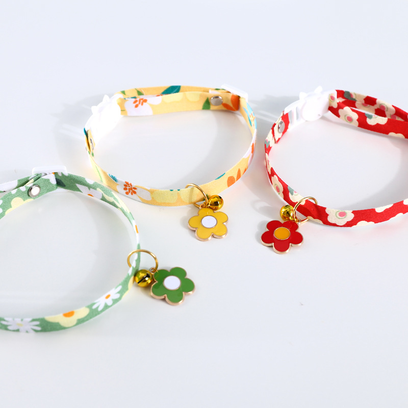Colgante de mascota pequeña campana de flores ajustable collar gatos perros flores de sol lindos collares de accesorios de hebilla de seguridad