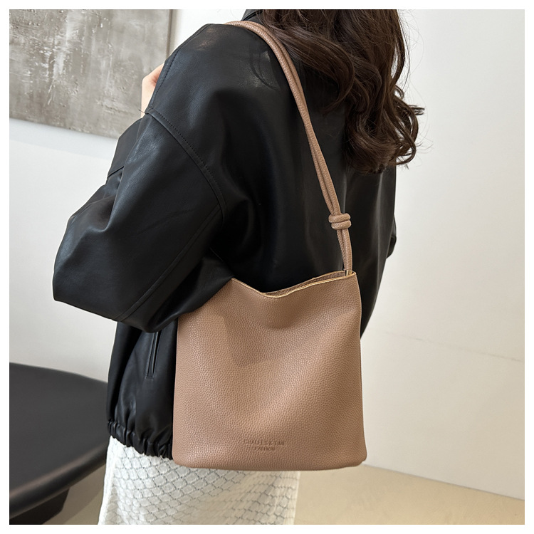 Solid-color simple single-shoulder casual. This year, the retro large-capacity 2024 new autumn crossbody bucket bag for women is in vogue undefined