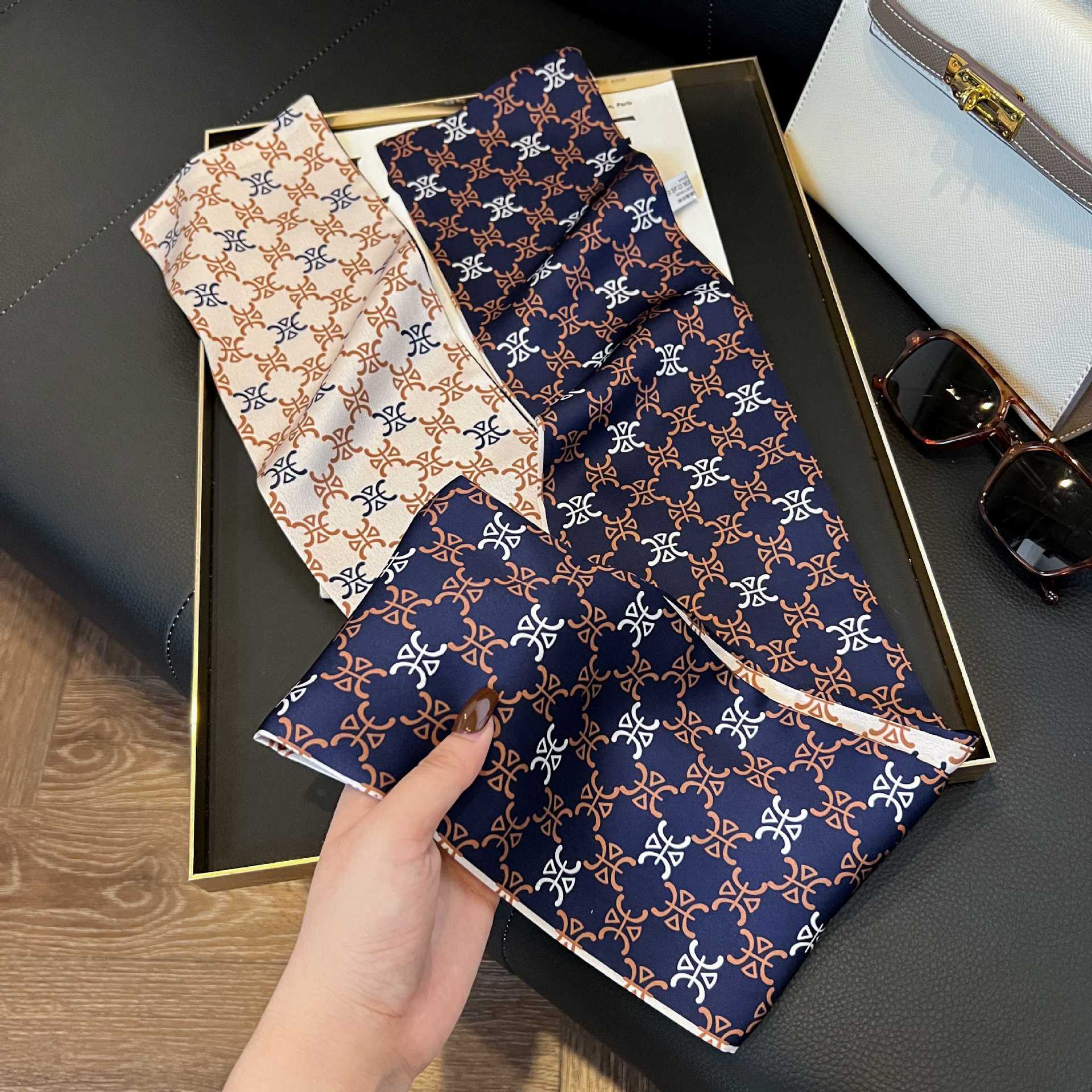 Nueva bufanda de seda pequeña banda larga estrecha para el cabello mujer estilo primavera y otoño moda madre bufanda estilo verano estilo fino serpentina bufanda al por mayor