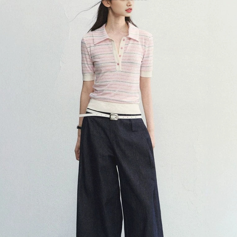 Gentle and elegant, "Self-pleasing" striped polo shirt with a cool, breathable feel and a fitted waist.