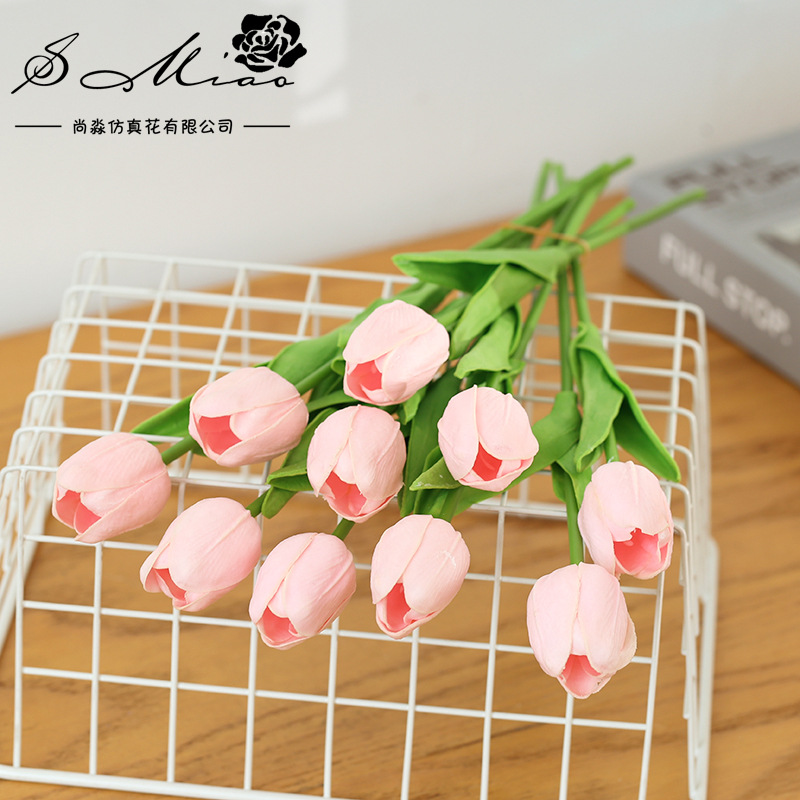 Fábrica de suministro directo planta Flor de seda artificial planta verde Venta caliente popular corto PU Tulipán decoración creativa flor sensación de la mano