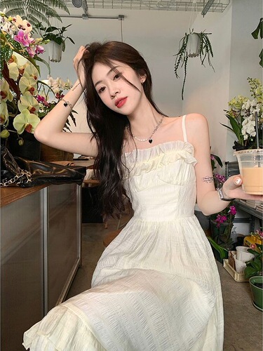 Fungus lace suspender dress for women's summer 2025 new sweet French waist slimming design super fairy long dress