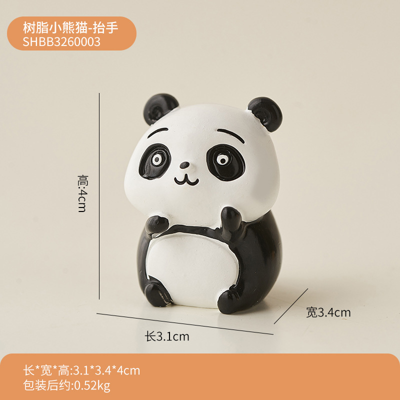 パンダのパソコンは腹ばいになってオフィスのデスクトップの装飾品を飾っています。|undefined