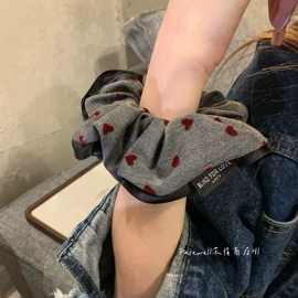 耳环;项链;发夹