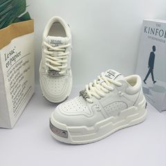 HEYANG Heyangの新しいトレンディなブランドのメンズニッチデザインパンシューズ、厚底の白い靴、カジュアルで多用途なスニーカーを高めます