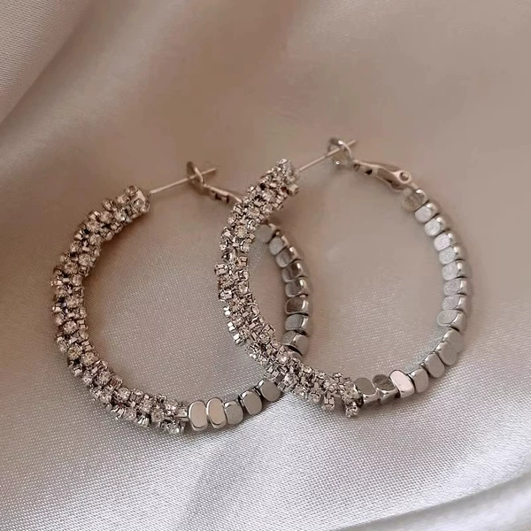 Silver elegant face-showing small earrings 3.8cm