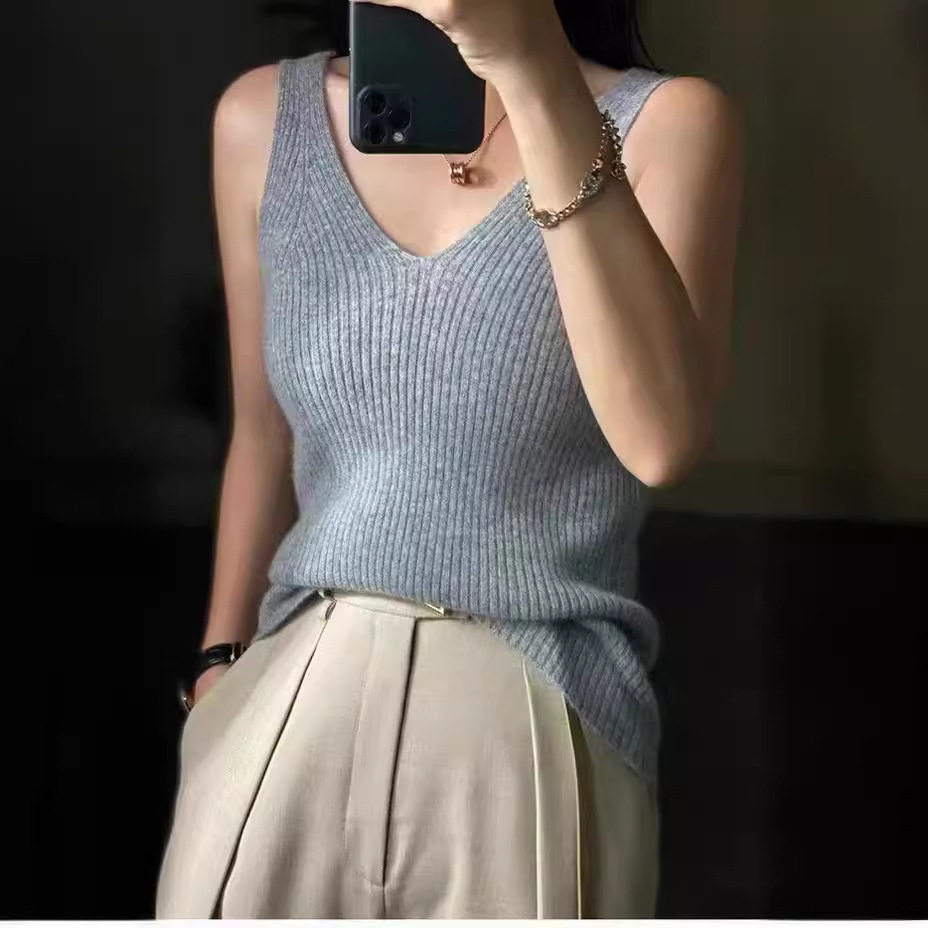 Elegant woolen T-shirt