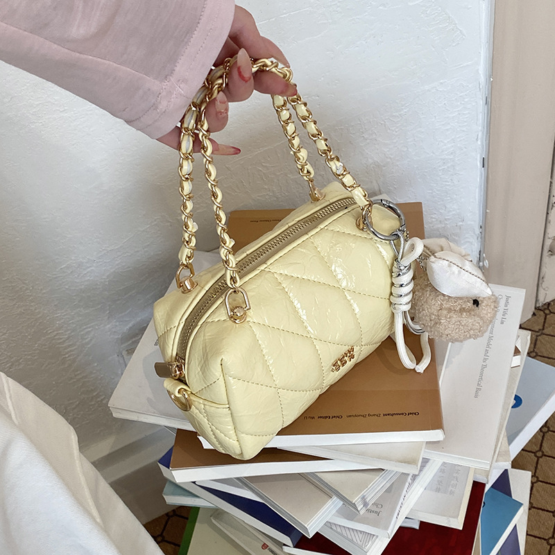 Bolsa de estilo de viaje de cadena de diamante para mujeres 2026 nueva sensación diaria de estilo extranjero bolso de hombro otro medio
