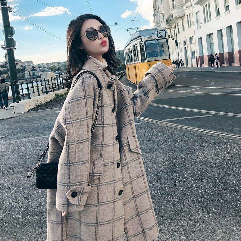 Hepburn-Style Retro Woolen Coat for Women, Mid-Length, Korean Version, 2026 Autumn and Winter, Thickened Woolen Overcoat for Students