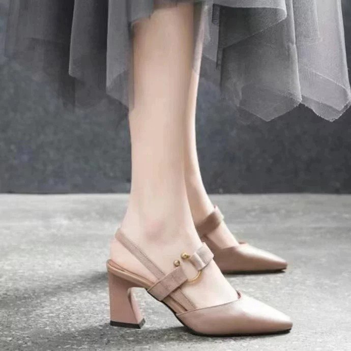 Baotou sandalias para mujeres 2026 nuevo estilo extranjero tacones gruesos de cuero suave zapatos vacíos de verano tacones altos zapatos de mujer puntiagudos zapatos de hebilla única